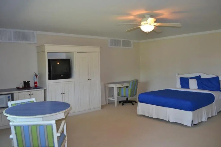 Buzzs Lakeside Inn