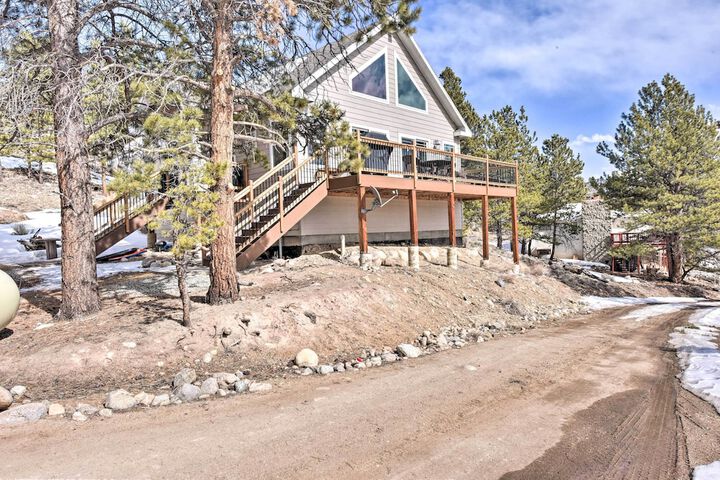 Gorgeous Twin Lakes Home w / Deck Overlooking Mtns!