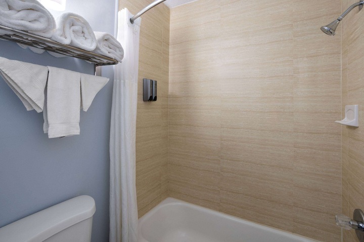 Days Inn by Wyndham Queensbury / Lake George