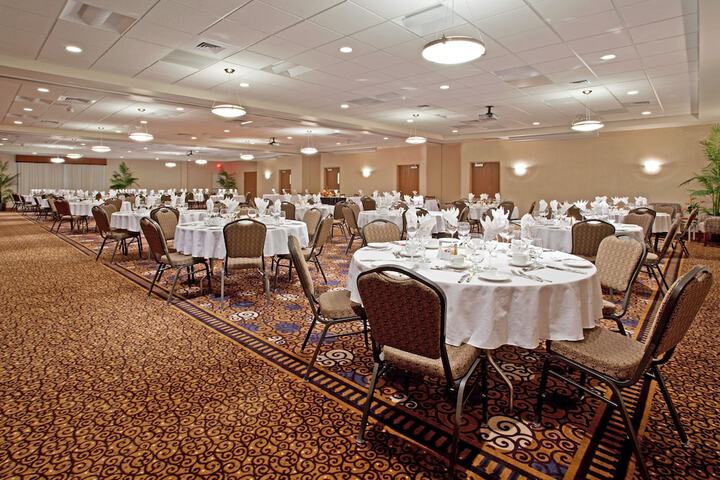 Ballroom/Hall 25 of 28