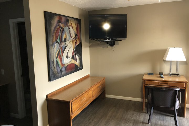 Room 4 of 10