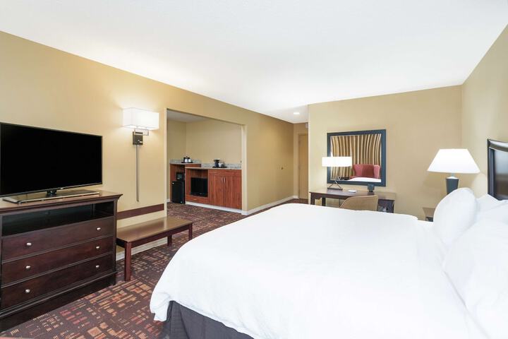 Room 33 of 40