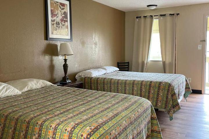 DELUXE INN