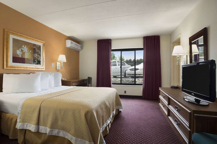 Room 5 of 11