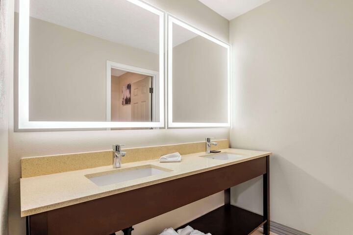 Best Western Plus Grand Manor Inn
