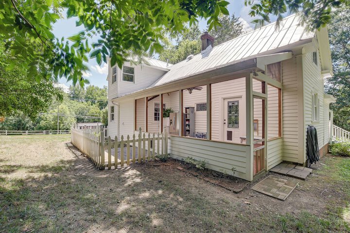 Historic & Charming Pittsboro Home w / Fireplaces