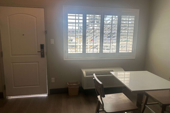 Room 18 of 103