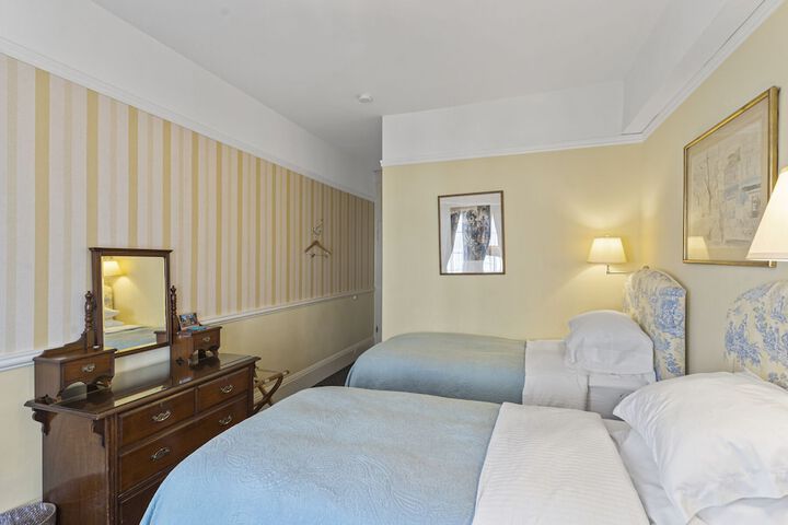 Room 13 of 38