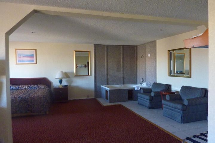 Room 6 of 15