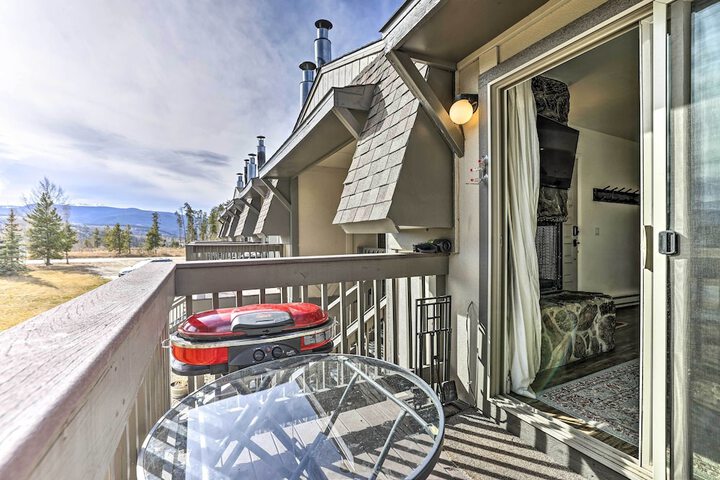 Condo w / Balcony & Views - Steps to Ski Shuttle!