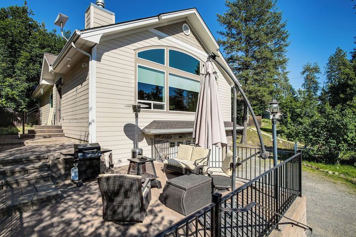 Rathdrum Home w / Hot Tub: Steps to Beach Access!