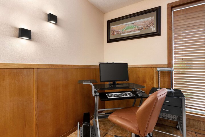 Business Center 16 of 16
