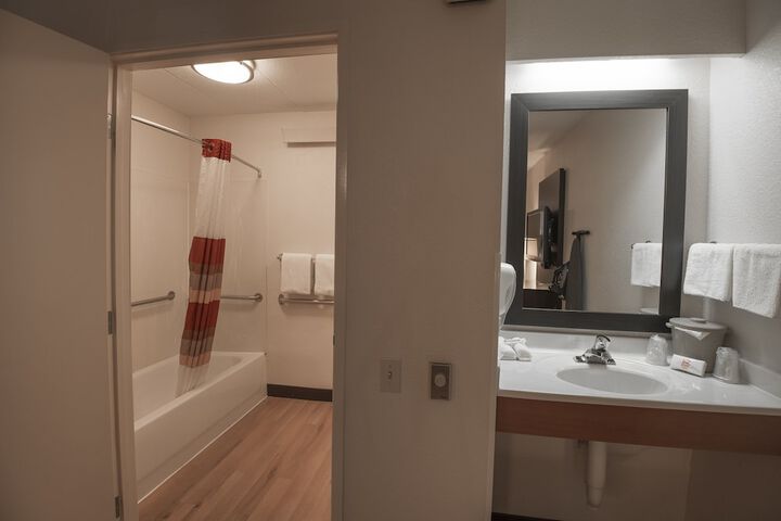 Red Roof Inn PLUS+ Chicago - Willowbrook