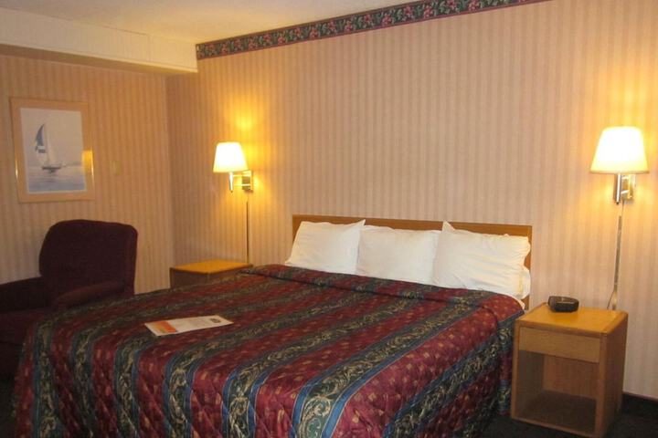 Howard Johnson by Wyndham Benton Harbor / St. Joseph