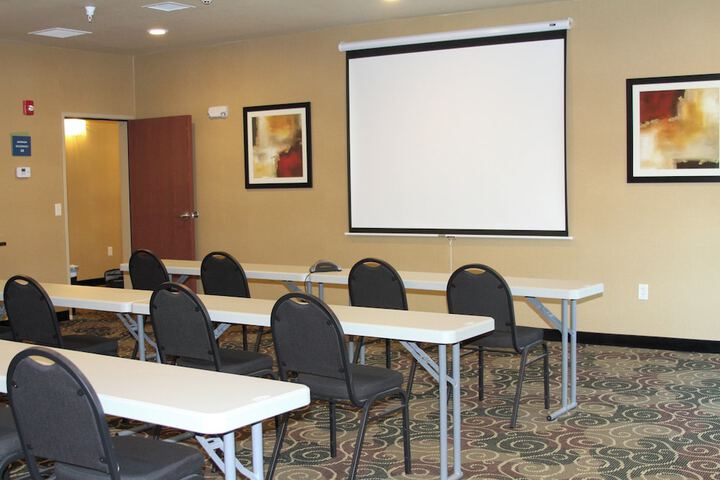 Cobblestone Hotel & Suites – Devils Lake