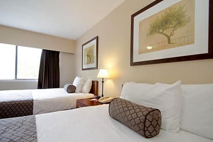 Travelodge by Wyndham Vancouver Lions Gate