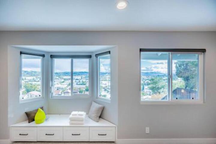 Luxurious 5B4B Home with Pool and View