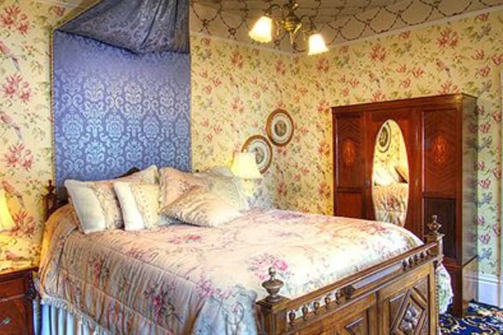 Gingerbread Mansion Inn
