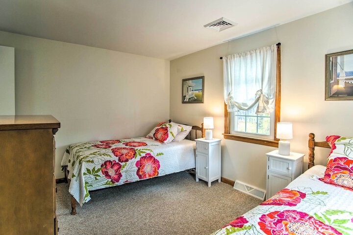 Traditional Cape Cod Cottage: Walk to Beach!