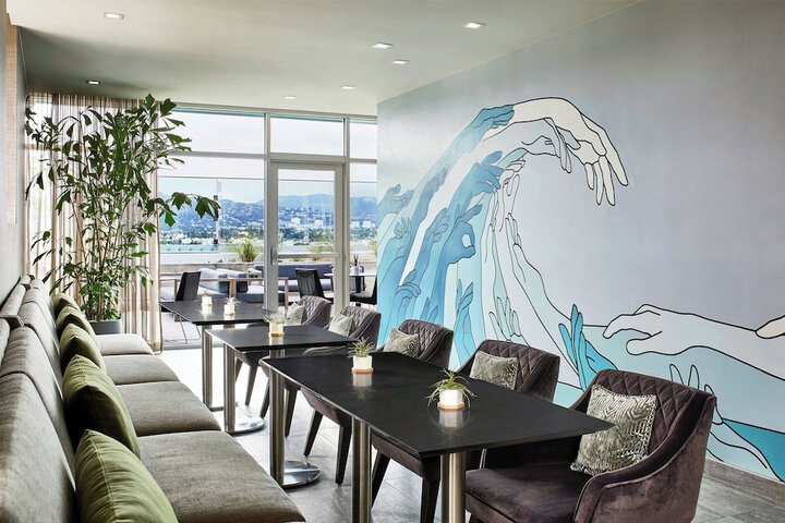 Lounge 83 of 92