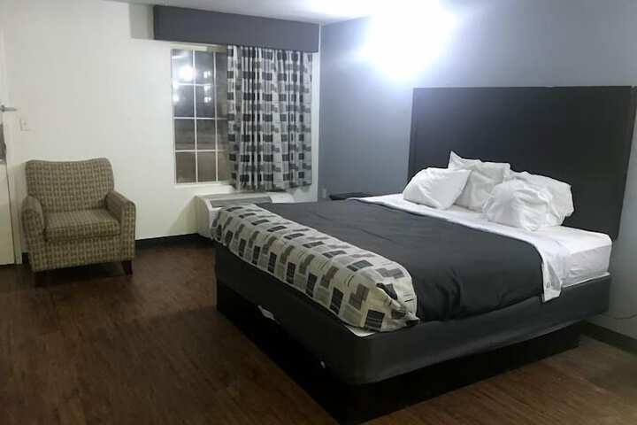 Room 5 of 8