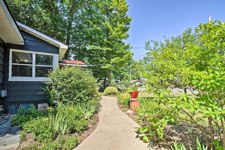Stylish Dog-friendly Bungalow: Steps to Elk Lake