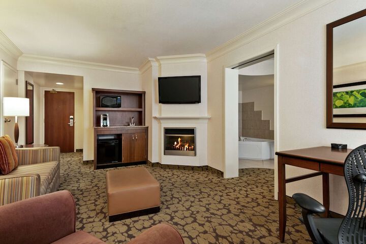 Lounge 48 of 52