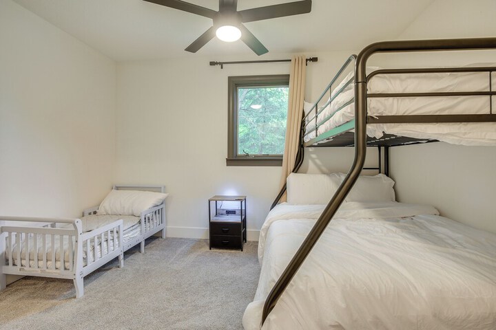 Spacious Riverfront Delaware Home w / Views