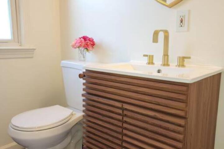 Chic Spacious Apt Near Attractions / Food/EWR/NYC