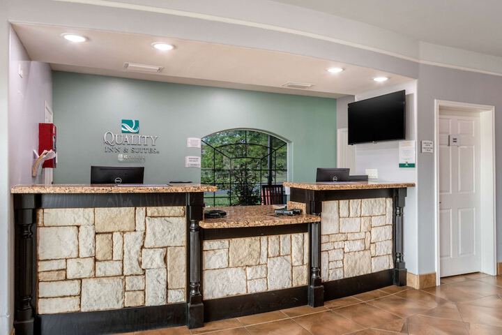 Quality Inn & Suites at the Outlets Mercedes / Weslaco