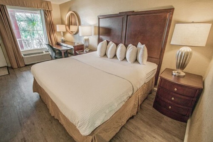 Room 11 of 28