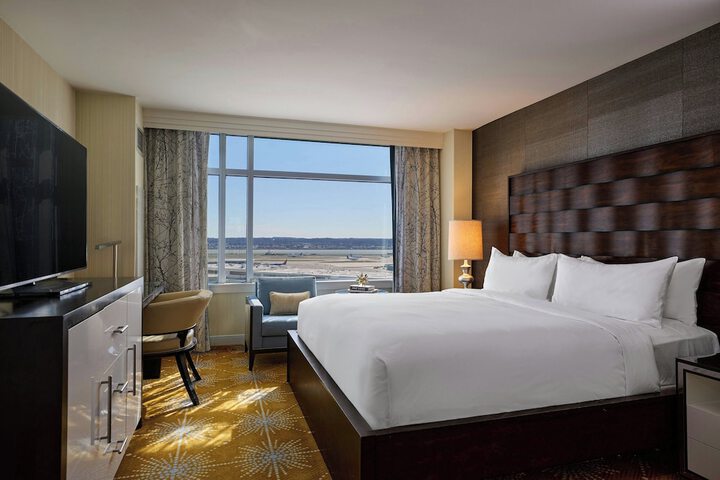 Renaissance Arlington Capital View Hotel