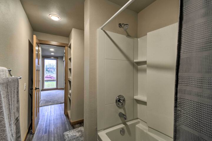 Luxurious Tacoma Retreat w / Quartz Countertops!