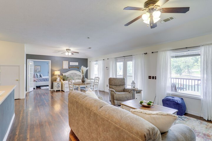 Lakefront Horseshoe Bend Home w / Boat Dock!