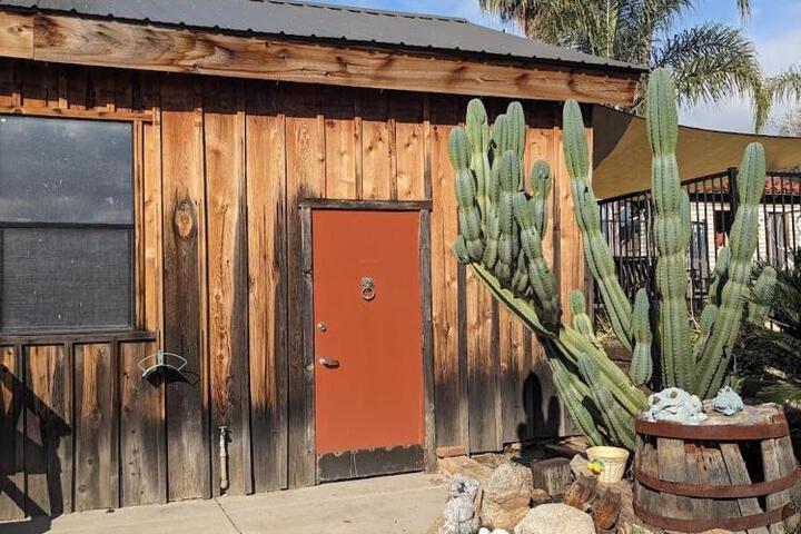 Rustic Rooms Barn Loft (Upstairs Studio Apartment) Near Kings Canyon & Sequoia National Parks