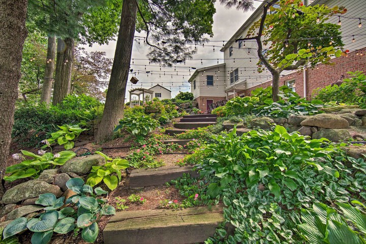 Charming Apartment w / Yard & Beautiful Gardens!
