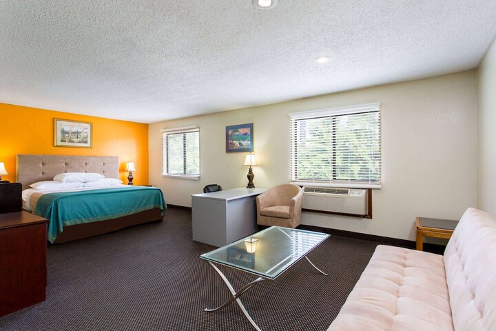 Room 6 of 12