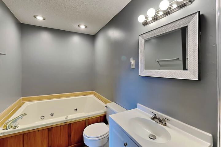 Sunplace 30 by Taylor Made Deep Creek