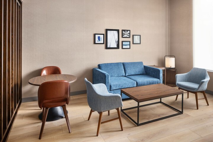 Lounge 36 of 43
