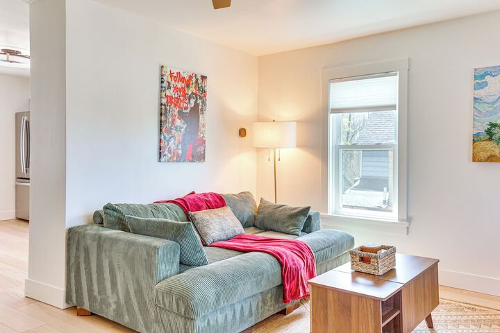 3 Mi to Downtown Youngstown: Apt w / Deck!