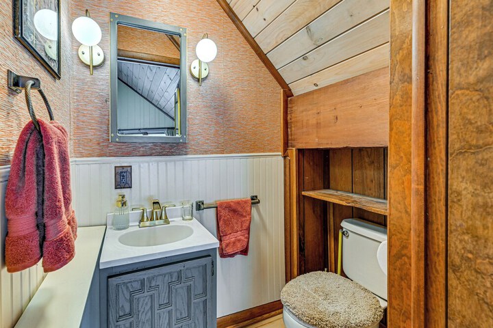 Near Canandaigua Lake: Retro Cabin w / Deck & Views