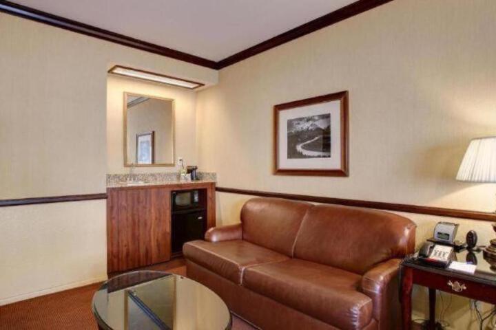 Folk Inn Ontario Airport