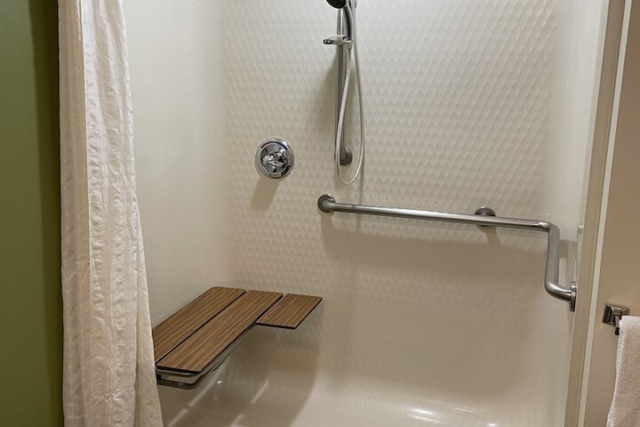 Room 33 of 86