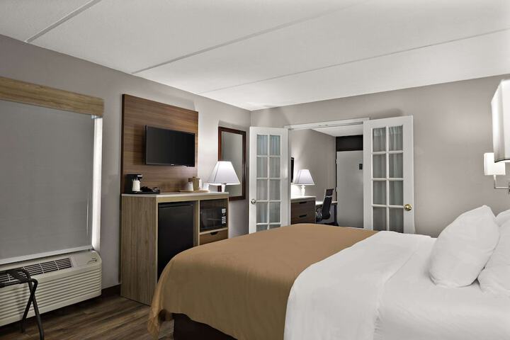 Room 10 of 32