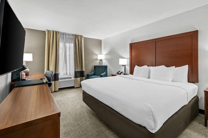 Comfort Inn & Suites Greenwood near University