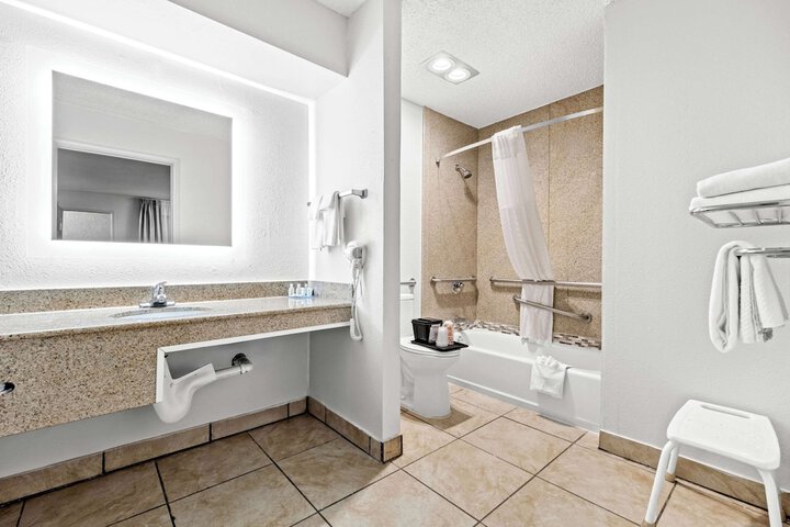 Quality Inn Plainview