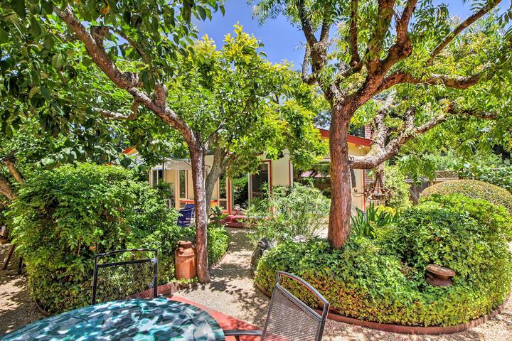 Converted Barn in Sebastopol w / Private Patio!