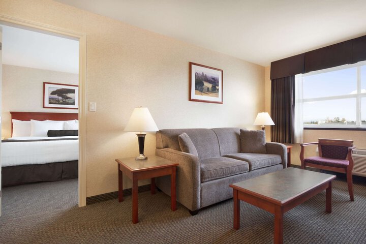 Days Inn & Suites by Wyndham Langley