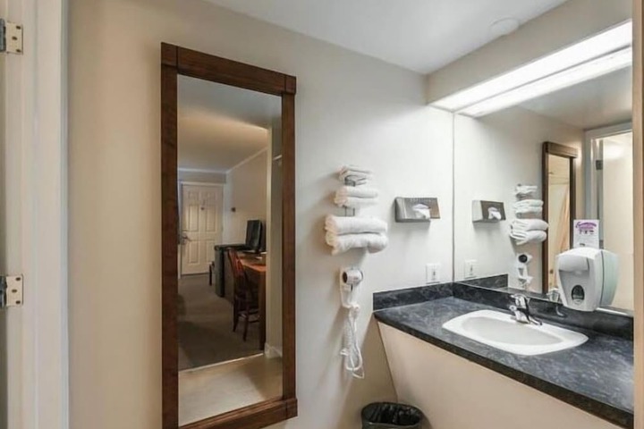 Room 10 of 28