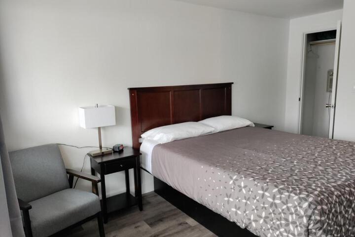 Eight Bar B Motel